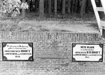 842882 Afbeelding van twee eerste stenen in de kademuur van een schutsluis (Bruinenburgersluis bij Scherpenzeel?) in ...